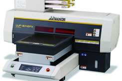 ミマキエンジニアリングのUJF-3042FX